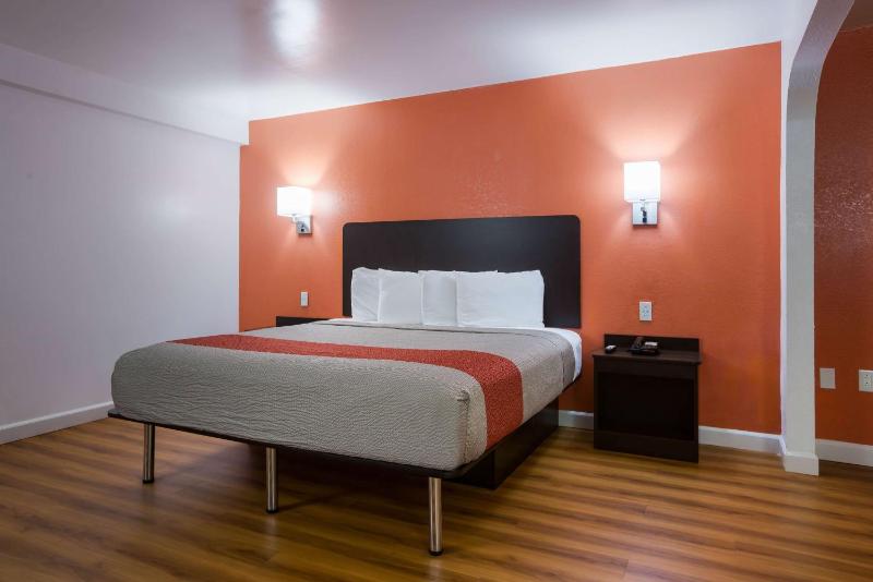 Queen Room with Two Queen Beds - Smoking image 3