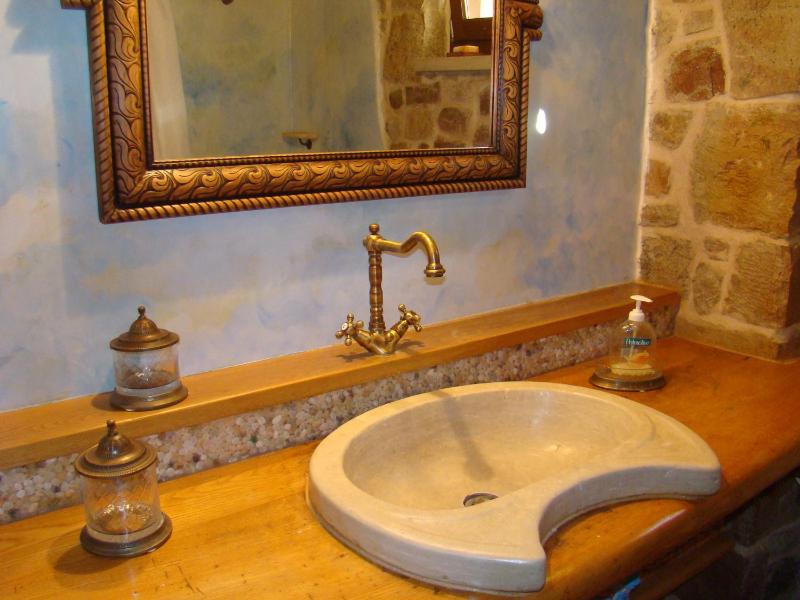 One-Bedroom Apartment image 2