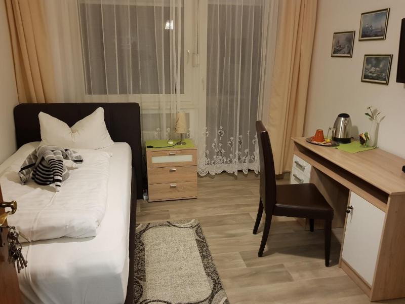 Double or Twin Room image 3