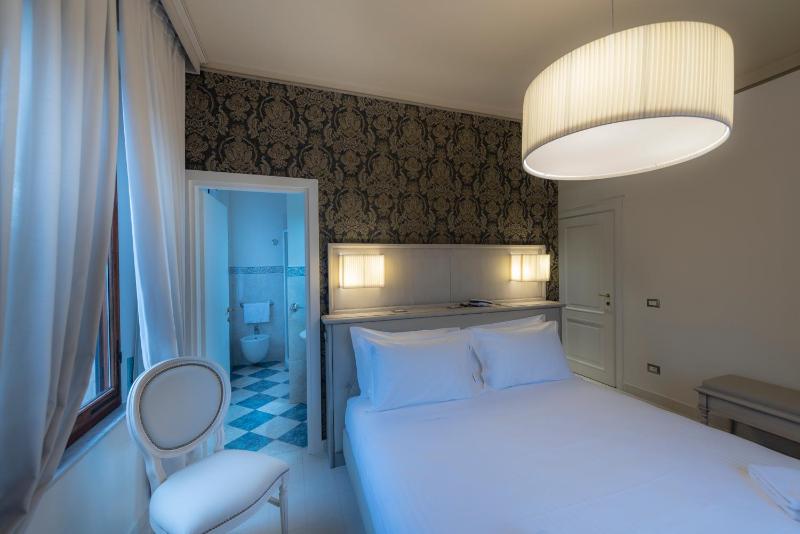 Deluxe Double Room image 2