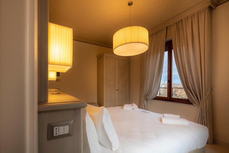 Deluxe Double Room image 3