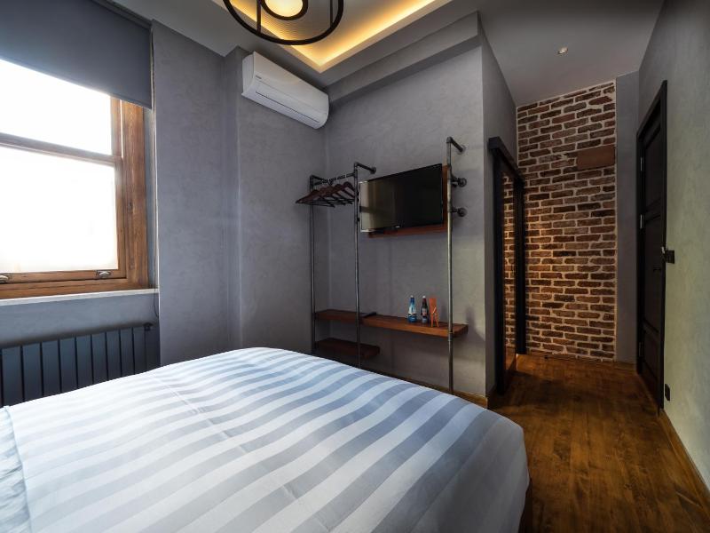 Standard Queen Room image 3