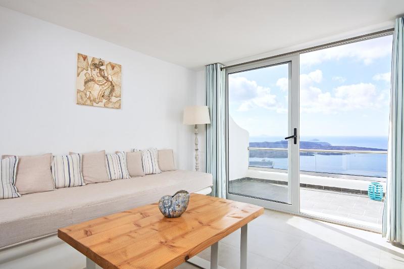Junior Suite with Caldera View image 3