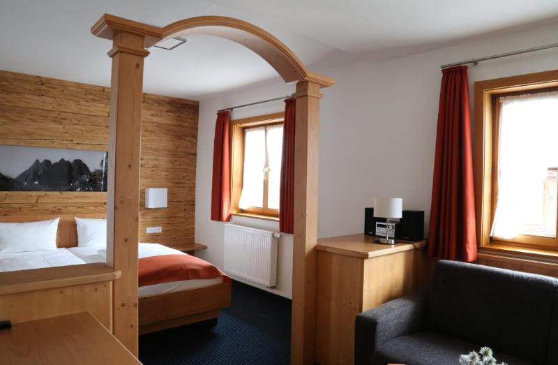 Double Room with Balcony image 2