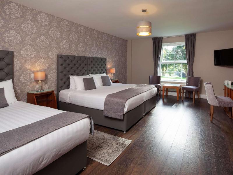 Premier Triple Room image 3