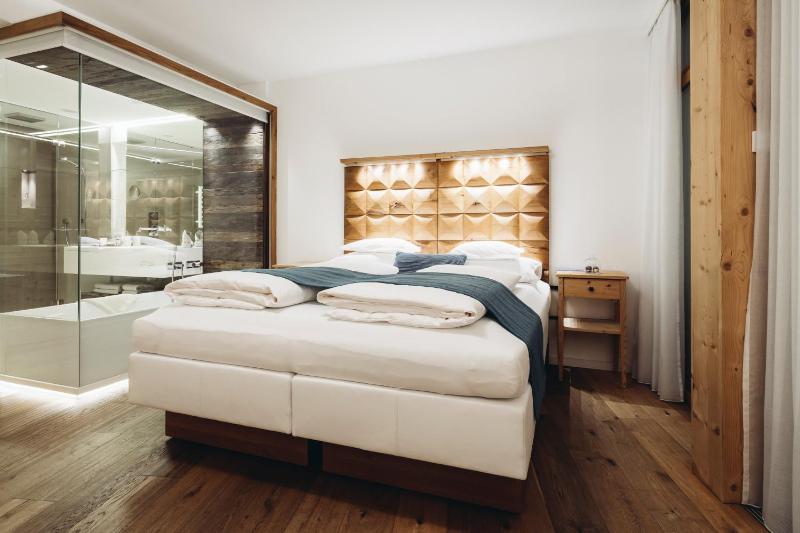 Double Room with Balcony image 4