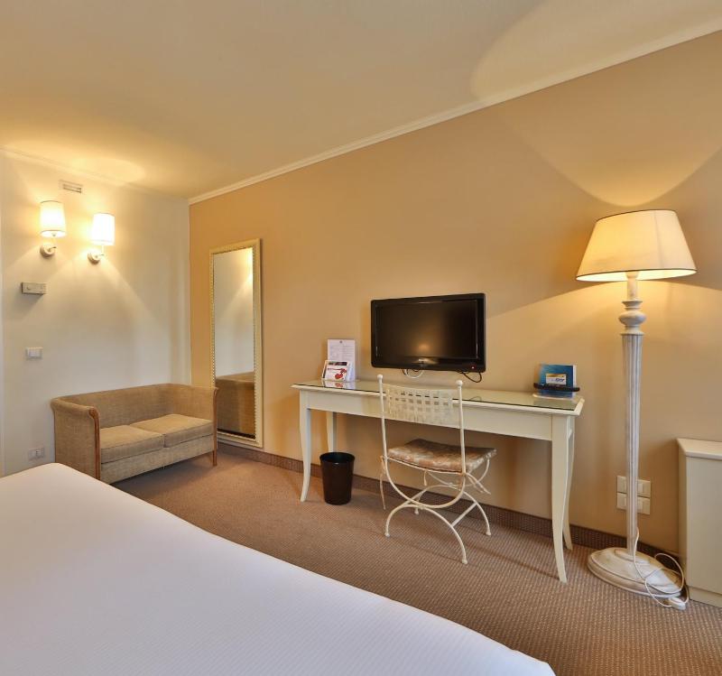 Deluxe Room image 2