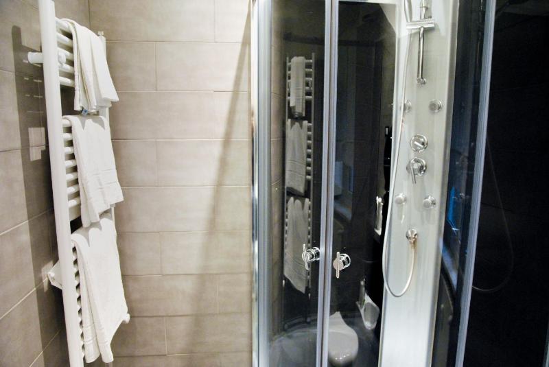 Double Room with Private External Bathroom image 2