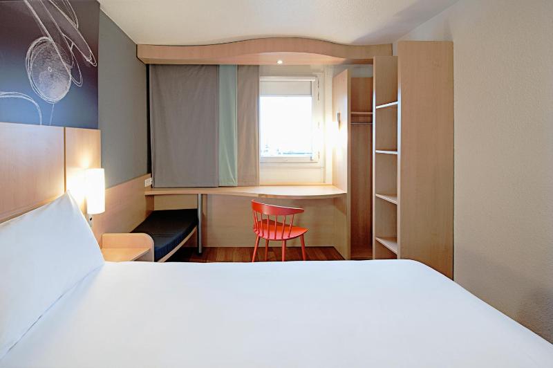 Family Room with parking included image 4