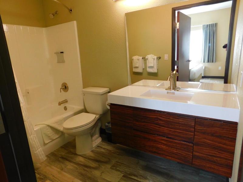 Deluxe Queen Suite image 3
