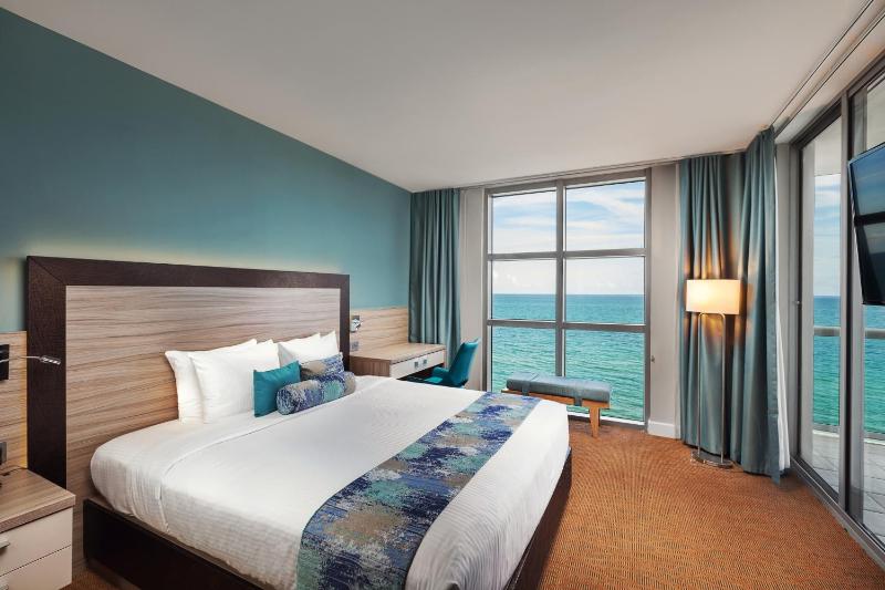 Deluxe One-Bedroom Oceanfront Suite image 1