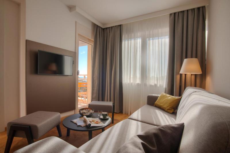 Deluxe Double Room with City View image 2
