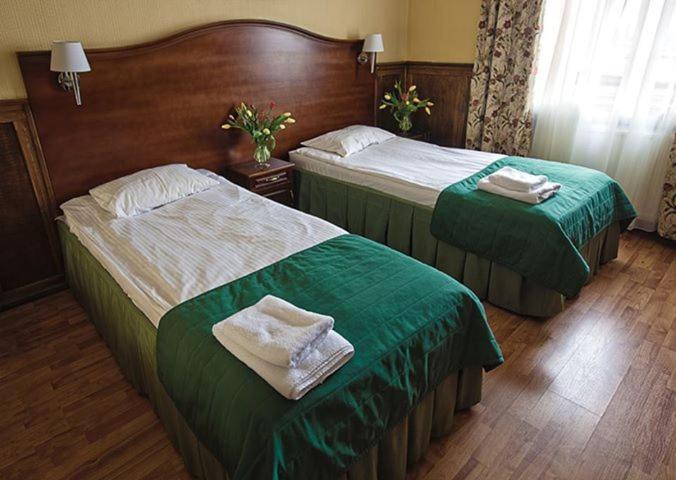Standard Twin Room image 3