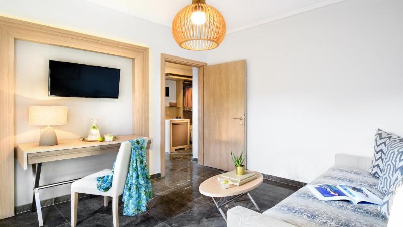 Suite with Garden View image 3