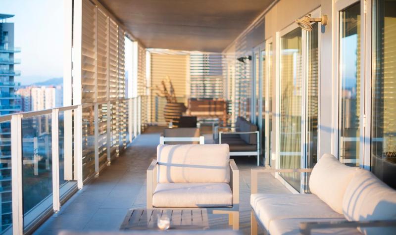 Deluxe Five-Bedroom Apartment with Sea View image 3