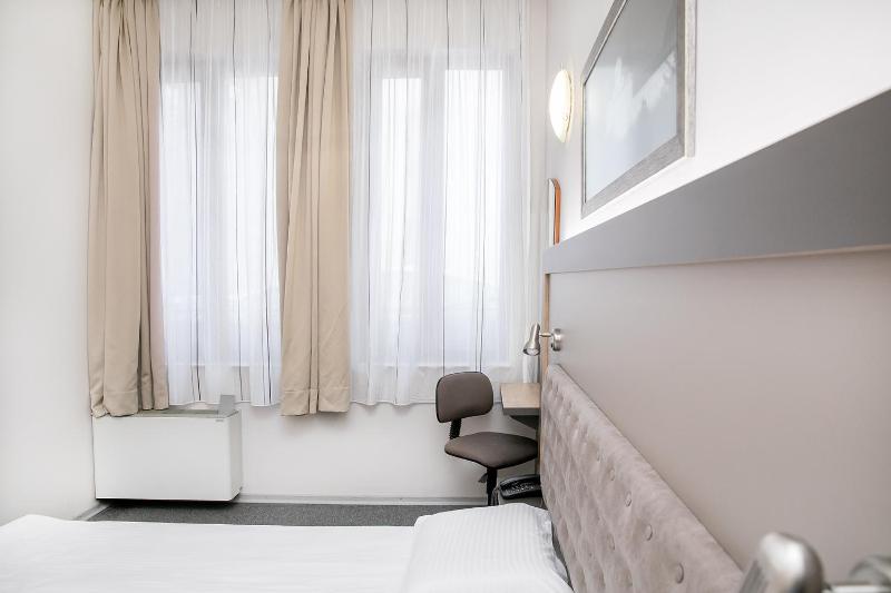 One-Bedroom Suite image 3