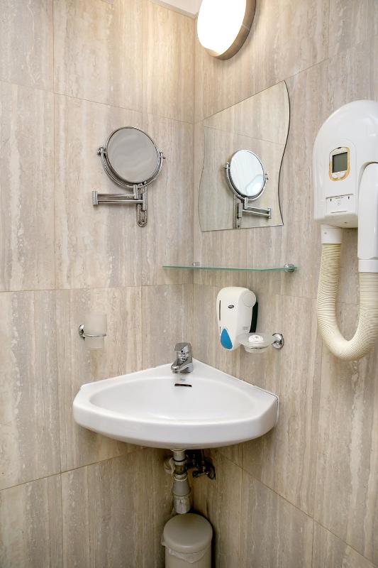 Standard Twin Room image 1