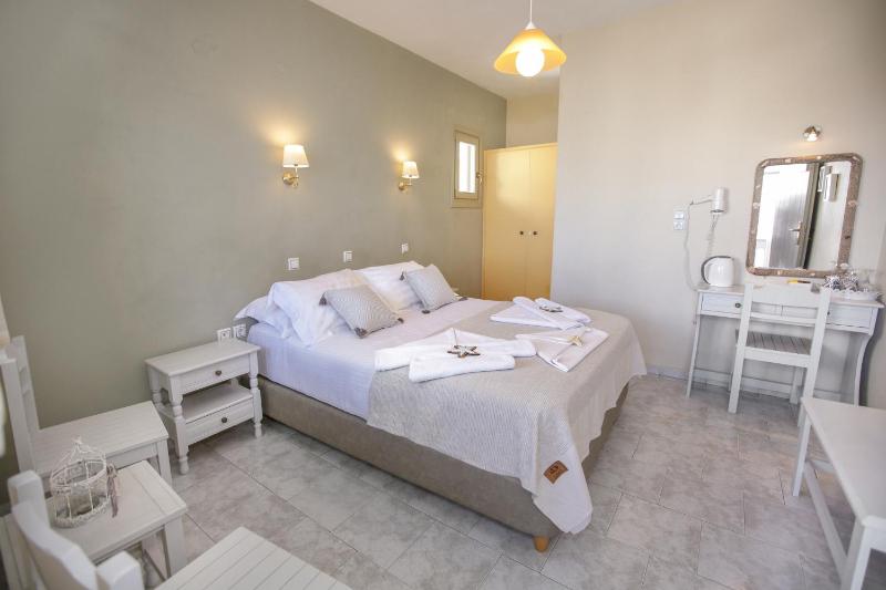 Double or Twin Room with Partial Sea View image 2
