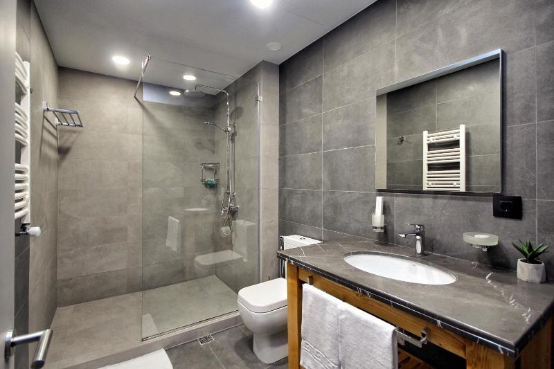 Standard King Room image 3