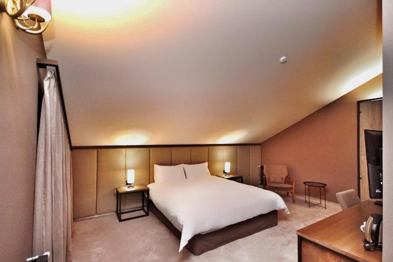 Standard King Room image 1