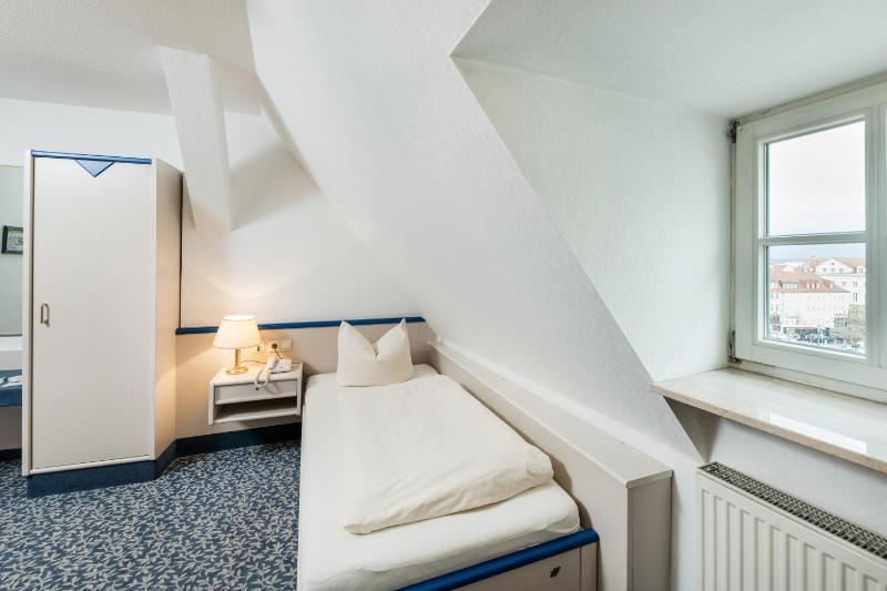 Single Room image 3