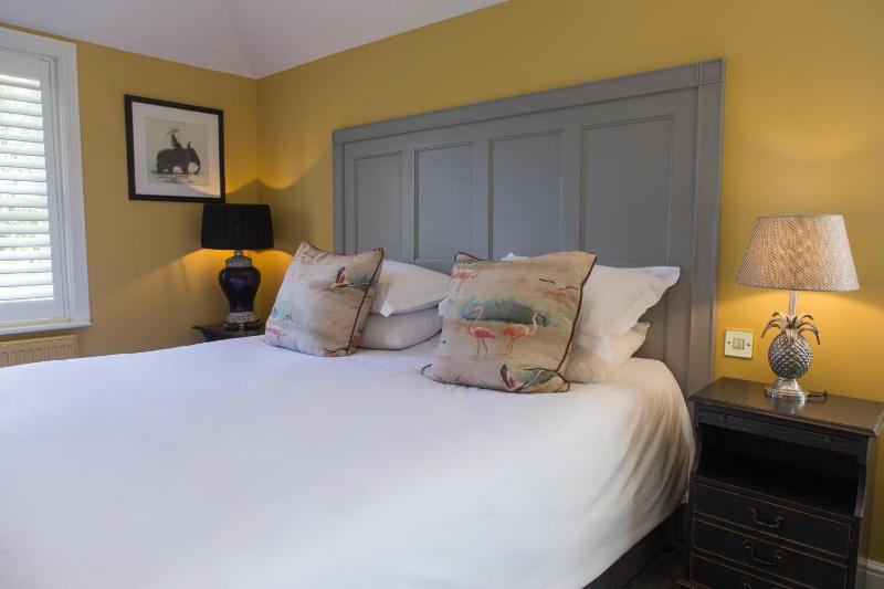 Superior King Room image 3