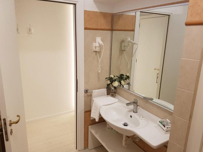 Superior Triple Room image 3