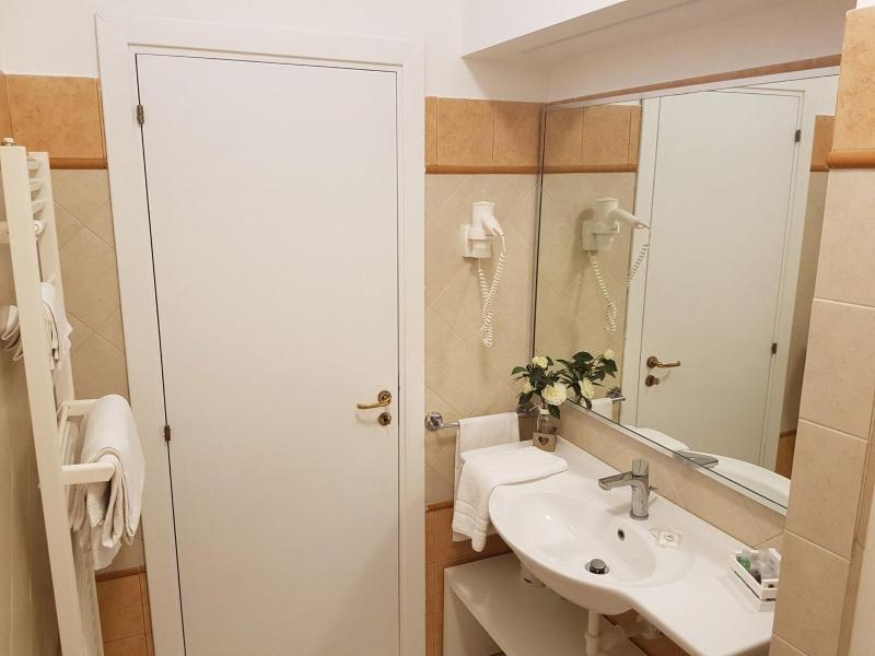 Superior Double Room image 3