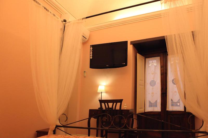 Triple Room with Balcony image 4