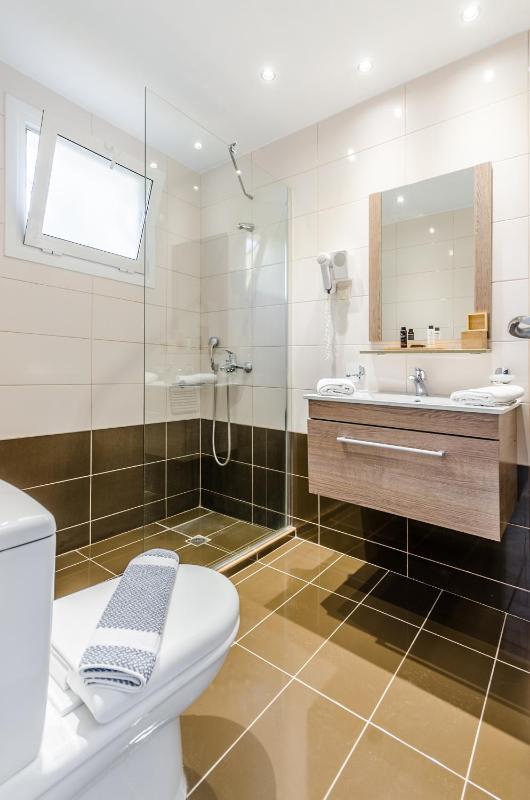 Standard Double Room with Sea and Pool View image 4