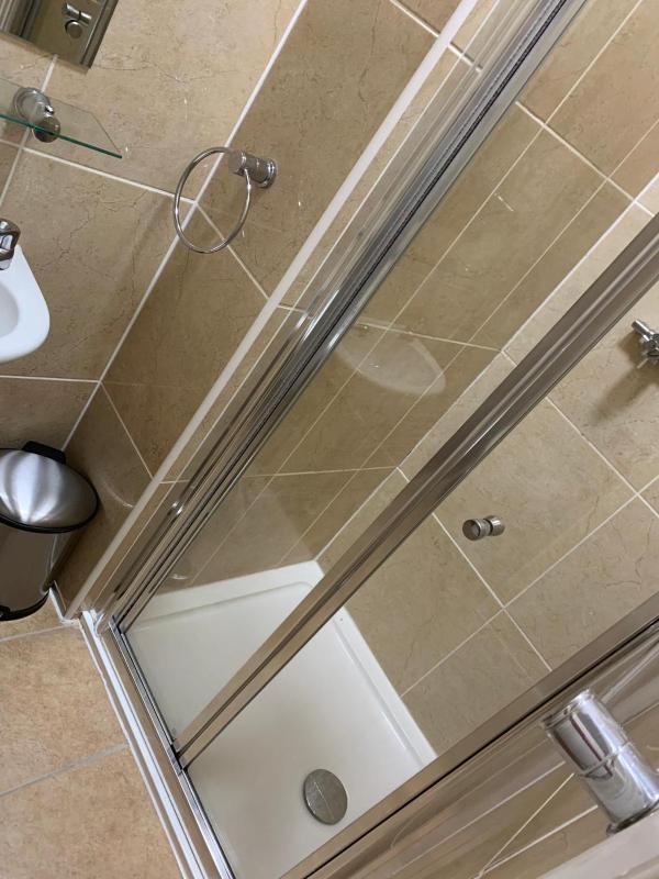 Single Room with Bathroom image 4