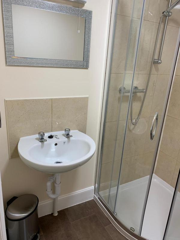 Single Room with Bathroom image 3