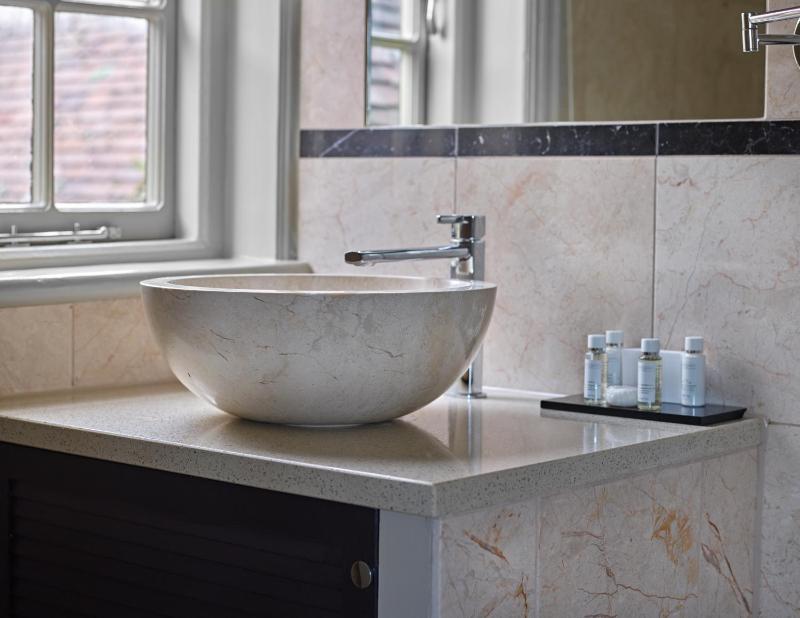 Four Poster Superior Room image 3