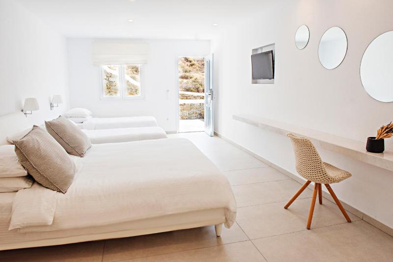 Standard Quadruple Room image 3