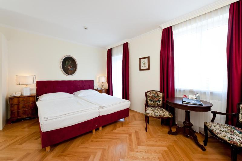 Standard Double Room image 3