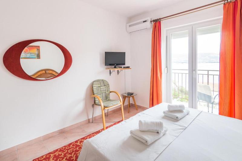 One-Bedroom Apartment with Balcony and Sea View image 2