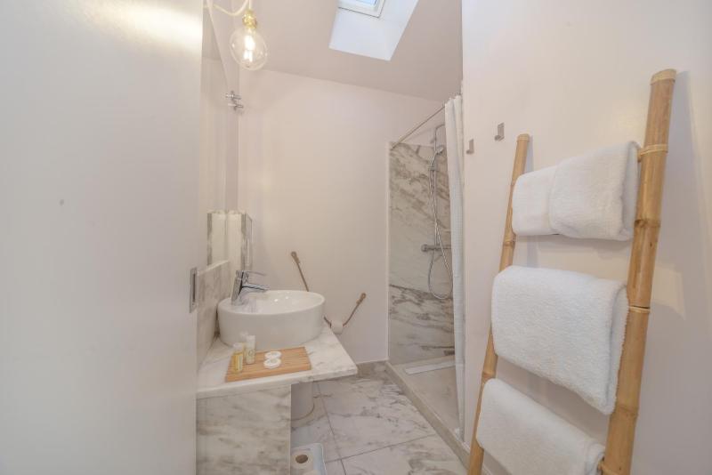 Economy Double Room image 2