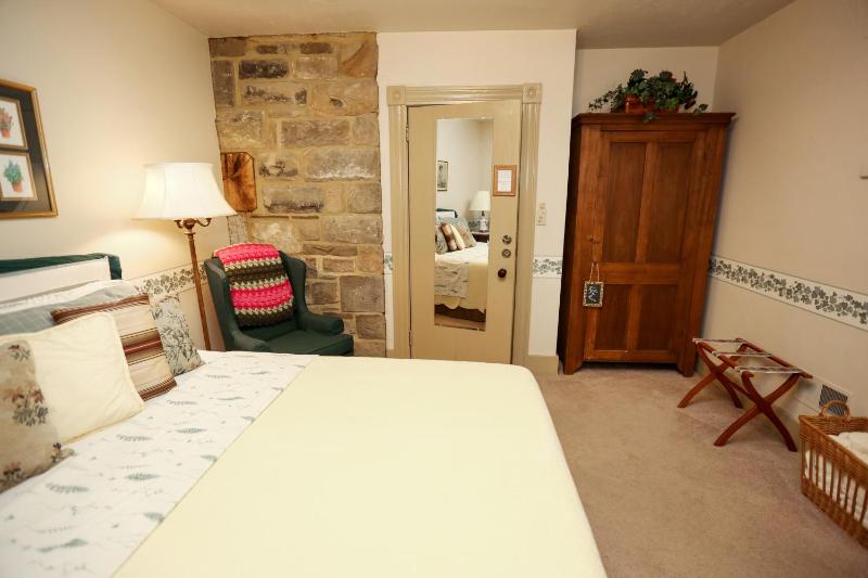 Deluxe Double Room with Bath image 4