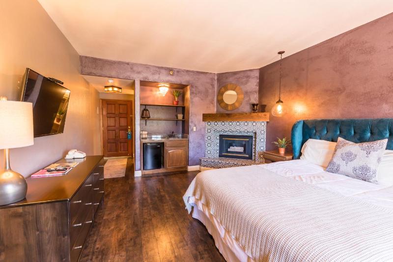King Room with Balcony image 3