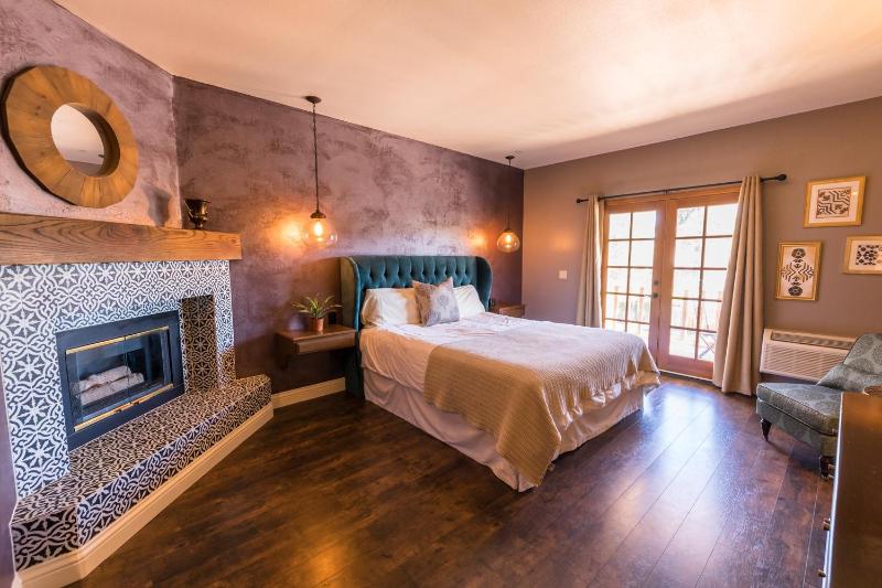 King Room with Balcony image 2