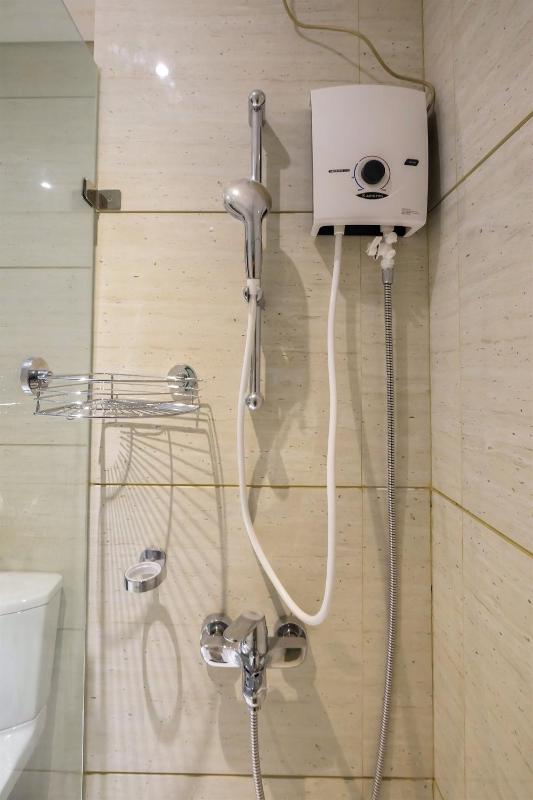 Well Furnished 1BR Brooklyn Alam Sutera Apartment By Travelio - image 16