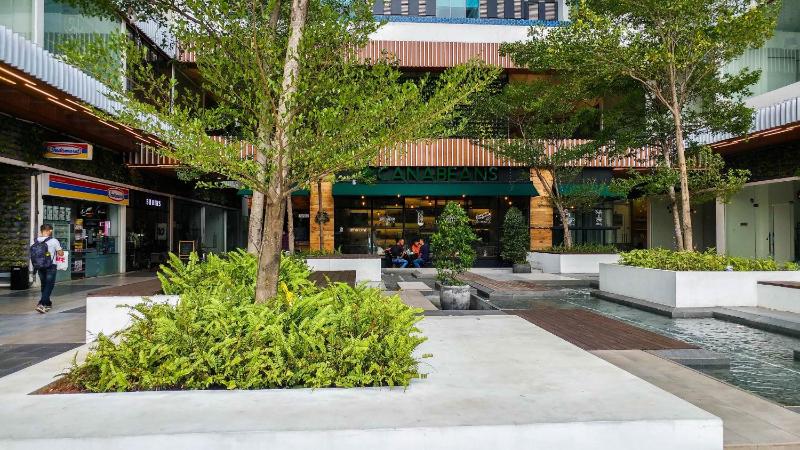 Well Furnished 1BR Brooklyn Alam Sutera Apartment By Travelio - image 2