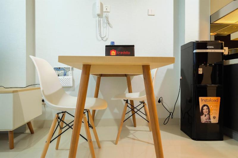 Well Furnished 1BR Brooklyn Alam Sutera Apartment By Travelio - image 15