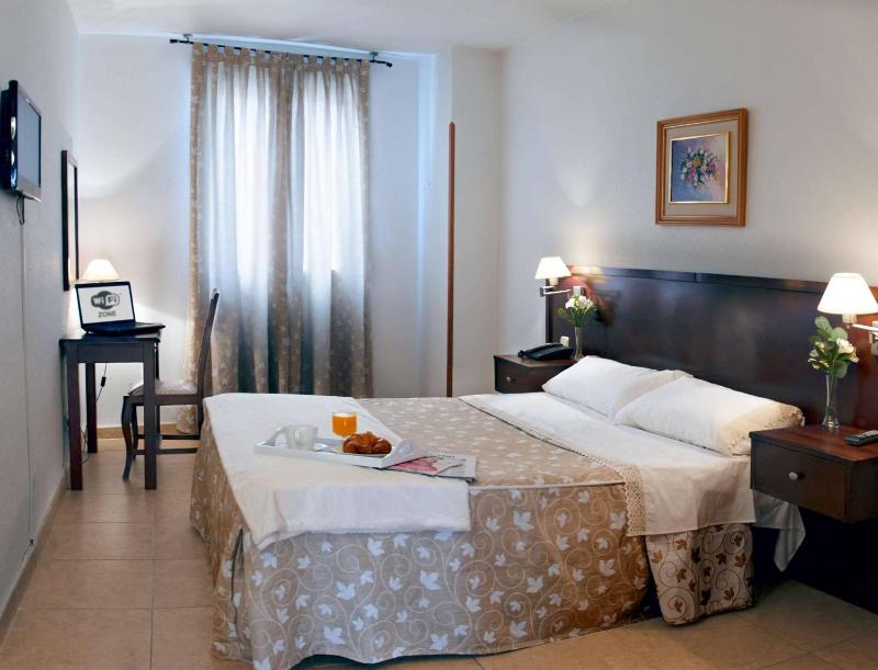 Double Room image 3