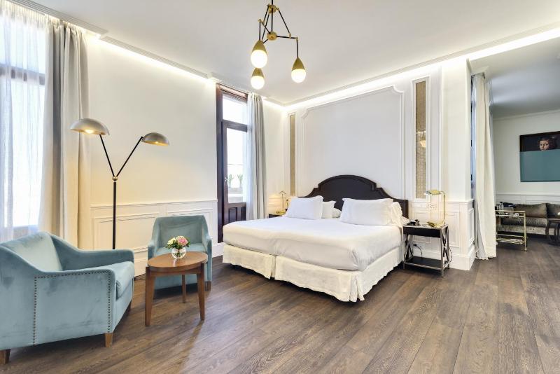 Boutique Hotel H10 Villa de la Reina - image 2