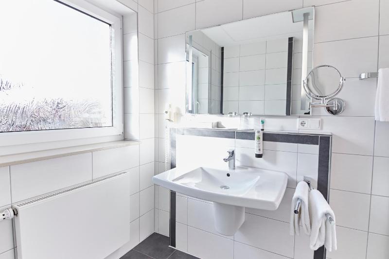 Basic Triple Room image 2