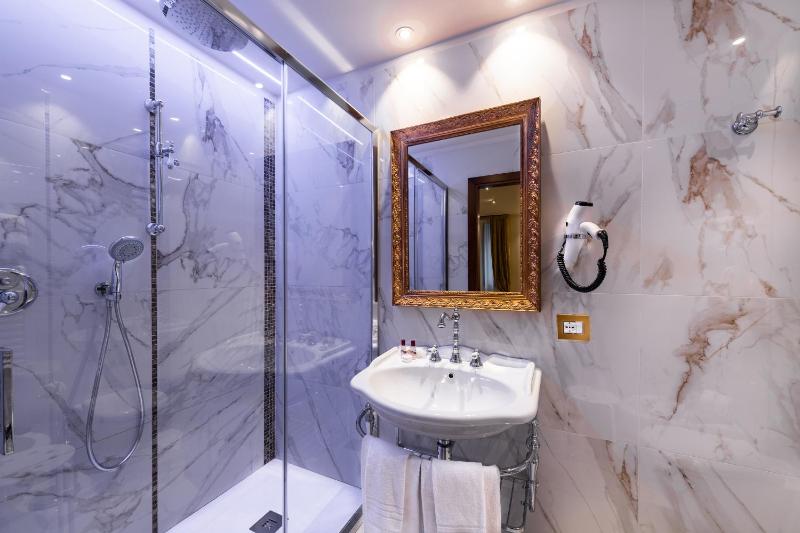 Deluxe Double Room image 2