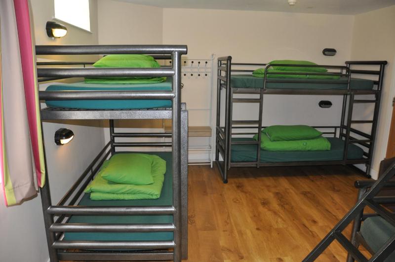 6 Bed Private Room with Shared Bathroom image 3