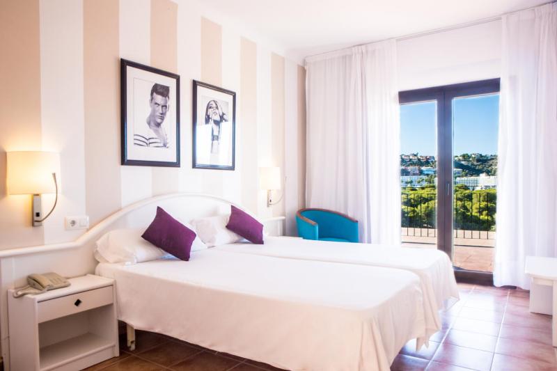 Twin Room with Balcony image 1