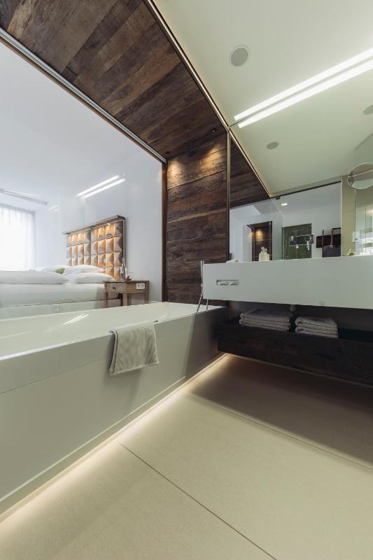 Double Room with Balcony image 2